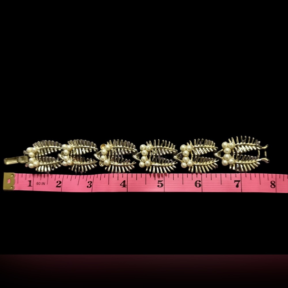 Gold tone vintage Coro Pegasus leaf skeletal design bracelet 1940s 1950s - Picture 4 of 9